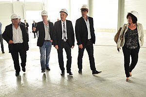 De gauche à droite : Bernard Barral, président d’Agropole Services ; Frédéric Deudon, Directeur de BIOVIVER ; Pierre Camani, Président du Conseil départemental et Sénateur de Lot-et-Garonne ; Michel Masset et Valérie Tonin, Conseillers départementaux du Canton de Lavardac.