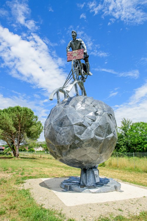 Statue-de-Lucien-Peuraire-a-Lavardac.jpg